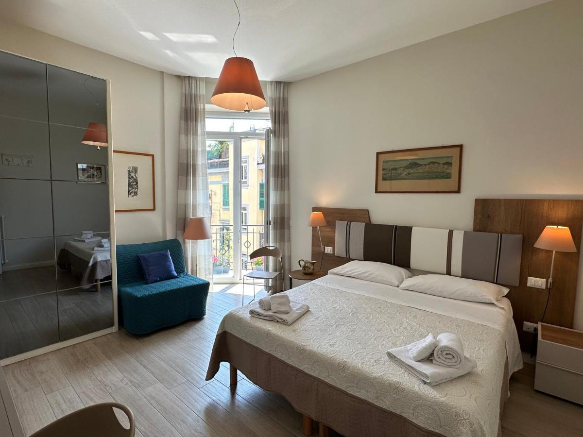 Domus Luca - Central Rooms In The Heart Of Napels Buitenkant foto