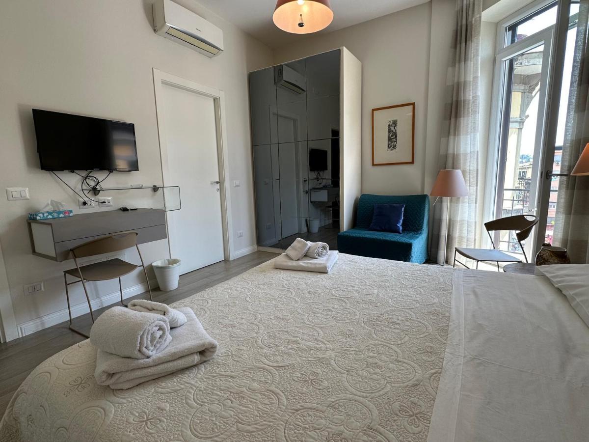 Domus Luca - Central Rooms In The Heart Of Napels Buitenkant foto